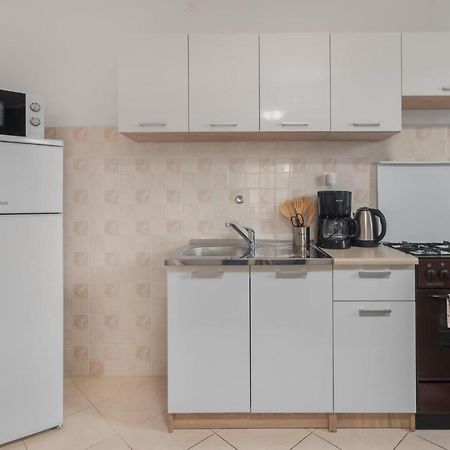 2 Bedroom Stunning Apartment In Novi Vinodolski Eksteriør billede