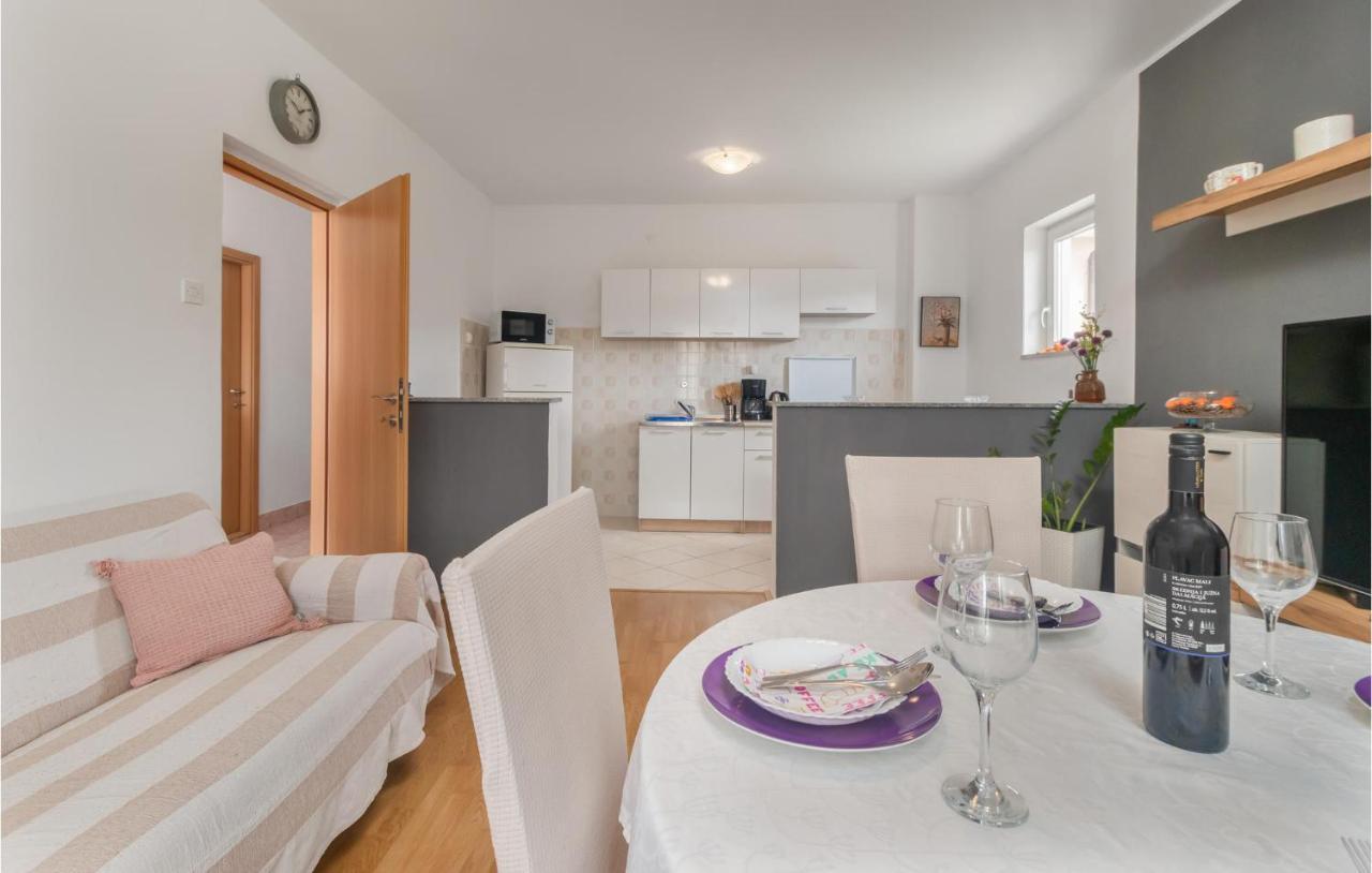 2 Bedroom Stunning Apartment In Novi Vinodolski Eksteriør billede