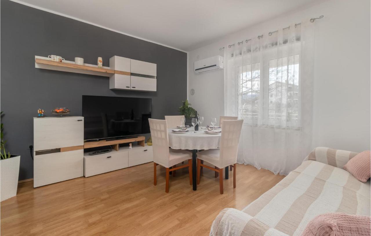 2 Bedroom Stunning Apartment In Novi Vinodolski Eksteriør billede
